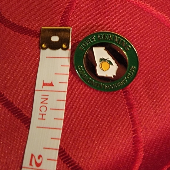 Gold tone CSC pin - Picture 5 of 5